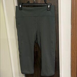 Lululemon green 17 in crop mesh design Leggings size 10